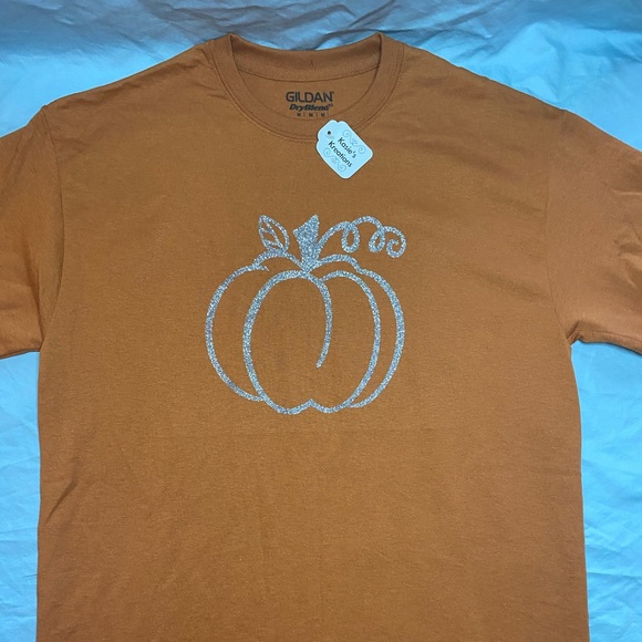 🍎🍎NEW!! Medium Graphic Tees, your choice - Picture 6 of 6